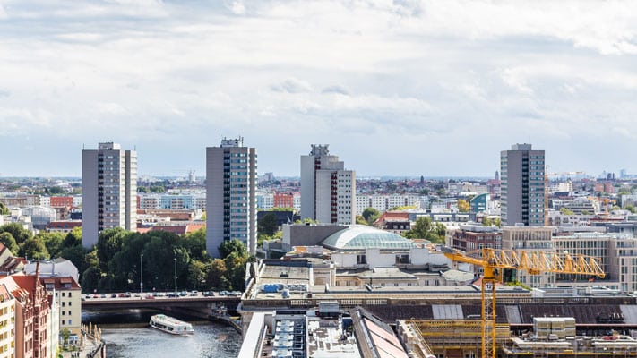 Berlin von oben mit Immobilien, Brücke und Kran, Aussicht aus dem Sachverständigenbüro in Berlin