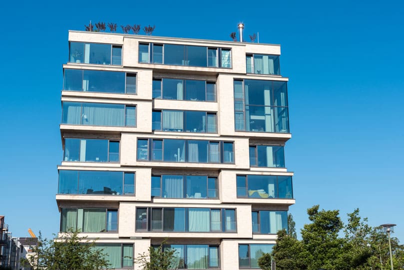 modernes Mehrfamilienhaus in Berlin mit Glasfront vor der Immobilienbewertung Berlin